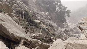 花蓮地震  太魯閣國家公園遊客遭落石砸中花蓮3日上午發生芮氏規模7.2地震，目前造成4死，包括得卡倫步道有3人遭落石砸中死亡，大清水隧道落石造成1駕駛死亡。（太魯閣國家公園提供）中央社記者林巧璉傳真  113年4月3日