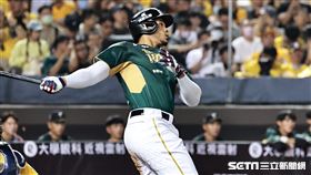 ▲中華職棒35年中信兄弟主場開幕戰，台鋼雄鷹洋將魔鷹。（圖／記者劉彥池攝影）