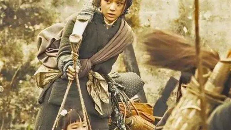 古代1婦人背2小孩逃難！道士：你背的是龍