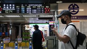 台北車站列車延誤情形（1）花蓮近海3日上午發生規模7.2地震，台鐵東部幹線受影響，目前開往花蓮的普悠瑪號停開。中央社記者謝佳璋攝  113年4月3日