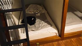 高雄青旅只有「床墊」1晚2700 老闆下場曝光。圖／threads