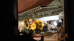 搜救人員穿梭天王星大樓斷垣殘壁間（3）花蓮近海3日上午強震導致市區天王星大樓嚴重傾斜，搜救人員獲報進駐馳援，眾人持續在傾倒大樓間彎著身子執行救援任務，辛苦身影令人敬佩。中央社記者董俊志攝  113年4月3日