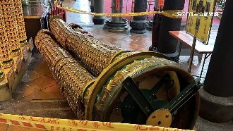 雙龍搶珠震掉1隻　這宮廟4千盞光明燈橫倒