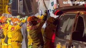 花蓮康姓女教師遺體被拉出天王星大樓，將送至殯儀館暫冰存。（圖／翻攝畫面）