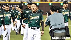 ▲中華職棒35年中信兄弟主場開幕戰，台鋼雄鷹4：1贏球拿下隊史首勝，總教練洪一中賽後和球迷致意。（圖／記者劉彥池攝影）