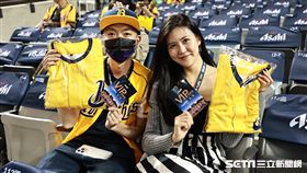 ▲中華職棒35年中信兄弟主場開幕戰，球迷購買3580元尊爵席。（圖／記者劉彥池攝影）