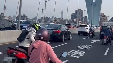 中正橋是連結台北和新北的交通要道，上下班時間車流非常大。(圖／翻攝畫面)