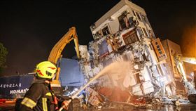 花蓮地震  北濱街傾斜建物開始拆除（2）花蓮近海3日上午發生強震，位於花蓮市北濱街與康樂街一棟民宅建物嚴重傾斜，經評估必須拆除，晚間開始相關作業，消防人員也在場灑水降低粉塵。中央社記者鄭清元攝  113年4月3日