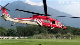 救難人員運送傷患下山。（圖／翻攝畫面）