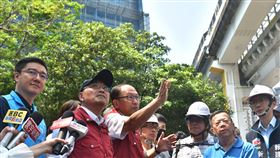 侯友宜視察環狀線中和段軌道位移。(圖/新北市政府提供)