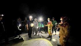 花蓮苪氏規模7.2強震目前累計造成9人死亡、1938人受傷、93人受困、52人失聯。搜救人員昨晚8時許挺進至太魯閣燕子口時，發現11名受困遊客，所幸人員皆無大礙，已由特搜人員後送至安全區域。今天預計上午10時將到達晶英酒店員工受困的九曲洞。
