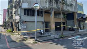 北濱街倒塌大樓周邊1、200公尺範圍，還有1棟「軟腳樓」，外觀都已龜裂、鋼筋外露。（圖／鏡週刊）