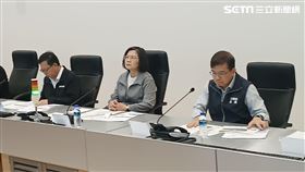 蔡英文總統今（4）日上午在行政院副院長鄭文燦及交通部長王國材陪同下，赴台北車站視察「台鐵、高鐵及公路0403地震影響及搶修疏運情形」。（圖／記者盧素梅攝影）