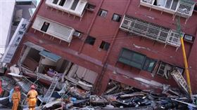 ▲花蓮市軒轅路上「天王星大樓」嚴重傾斜。（圖／花蓮縣政府提供）