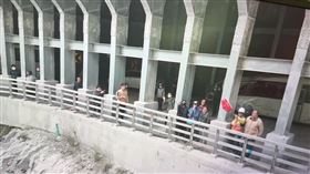 花蓮苪氏規模7.2強震造成中橫阻斷，太魯閣晶英酒店50名員工受困失聯，公路局今天（4日）出動空拍機勘災，於台8線175公里處明隧道，拍攝到受困民眾揮紅旗求救畫面，已確認為晶英酒店員工，公路局目前已搶通到距離明隧道約500公尺，預計今天中午左右可接觸受困民眾。