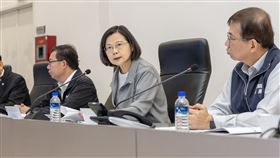 蔡英文總統今（4）日視察「台鐵、高鐵及公路0403地震影響及搶修疏運情形」。（圖／總統府提供)