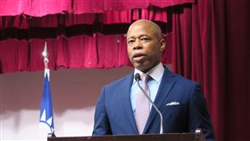 美媒：蔡總統過境美國前 中方施壓紐約市長美媒「國家評論」報導，總統蔡英文2023年3月過境紐約前，中方施壓紐約市長亞當斯不要出席僑宴等活動。圖為2022年3月1日亞當斯在紐約中華公所活動致詞。中央社記者尹俊傑紐約攝  113年4月4日