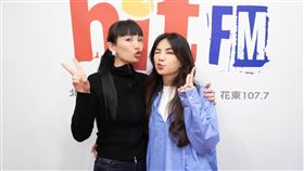 Ella陳嘉樺ELLA'S RADIO SHOW正式開播，首集來賓金曲歌后waa魏如萱助陣。（圖／Hit Fm聯播網 提供）