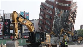 花蓮地震　天王星大樓進行加固作業花蓮強震釀災，根據中央災害應變中心截至4日中午12時統計，全國災情共2498件，造成9死、1050傷、101受困和34人失聯。圖為花蓮天王星大樓傾倒，縣府持續以消波塊和砂石加固。中央社記者趙世勳攝　113年4月4日