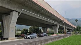 花蓮昨天發生苪氏規模7.2強震，高公局從監視系統發現國道5號頭城高架橋橋墩處出現毀損情況，頭城工務段在橋墩旁圍起封鎖線，避免民眾使用高架橋下安置的體健設施時發生意外。