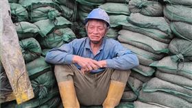 花蓮強震受困礦區  工人目睹有人活埋整夜難眠花蓮3日發生地震，和仁礦區坍方，受困員工合力將礦區的沙包堆疊起來，工人王明(穴+?)說，現場像被散彈槍掃射，無處可逃，也親眼目睹有人被活埋，他躲在沙包下整夜都睡不著。（王明(穴+?)提供）中央社記者張祈傳真  113年4月4日