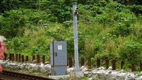 台鐵軌道旁自動告警系統台鐵2日指出，太魯閣號事故後已加設現場工區防護，和仁隧道至清水隧道間也增設7支自動告警系統，偵測異物掉落鐵軌。中央社記者張祈攝  111年4月2日