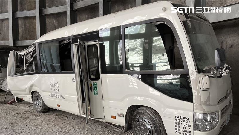 巴士遭落石砸中翹起 晶英員工以為快沒命