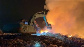 新豐掩埋場晚間火災 消防人員持續搶救（圖／翻攝畫面）