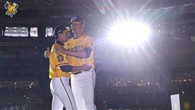 ▲中信兄弟投手官大元和投手教練王建民擁抱。（圖／中信兄弟提供）