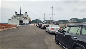 民眾車輛排隊等候上台馬輪情形。（圖／航港局提供）