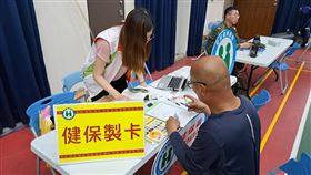 花蓮強震2收容所助災民補發健保卡。（圖／健保署提供）