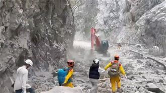 挺進九曲洞救人　搜救隊緊牽受困民眾逃生