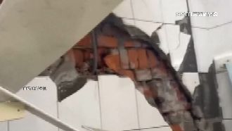 中和40年屋磁磚爆露出紅磚　網友：快遠離