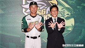 ▲台鋼雄鷹主場開幕戰，王柏融和日職火腿隊CBO栗山英樹合影。（圖／記者劉彥池攝影）
