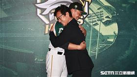 ▲台鋼雄鷹主場開幕戰，王柏融和日職火腿隊CBO栗山英樹擁抱。（圖／記者劉彥池攝影）