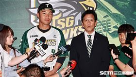 ▲台鋼雄鷹主場開幕戰，王柏融和日職火腿隊CBO栗山英樹受訪。（圖／記者劉彥池攝影）