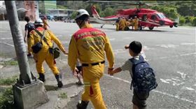 晶英酒店中午執行撤離作業，民眾搭直升機離開，小朋友面對強震後堅強面對，並與搜救人員「大手拉小手」離開，畫面相當感人。（圖
／翻攝畫面）