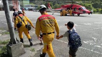 太魯閣晶英受困撤離！小朋友緊牽特搜隊員