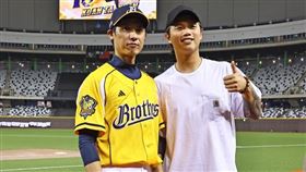 ▲中信兄弟投手「師徒」官大元、陳柏豪。（圖／中信兄弟提供）