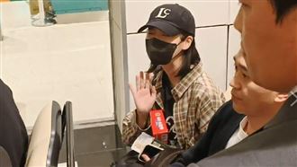 IU抵台就收義美小泡芙！保鑣請走誤入阿嬤