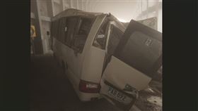 403強震重創花蓮，山區一帶至今（5日）仍有多人受困失聯，先前獲救並載運太魯閣晶英酒店員工上班的呂姓駕駛透露，車子被砸當下立即加速衝進隧道，才免遭其他巨石擊中。