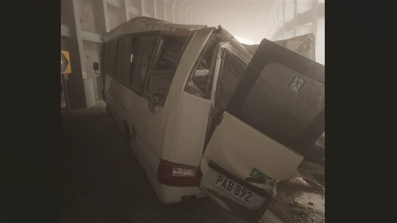 落石砸小巴1人傷　駕駛秒衝隧道救全車