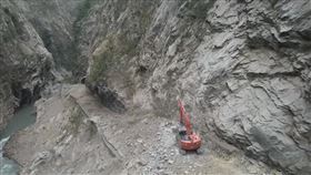 花蓮縣境內台8線中橫公路東段多處坍方，今天（5日）完成無人機空拍災況及步行勘災。（圖／交通部公路局提供）