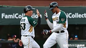 ▲台鋼雄鷹主場開幕戰，洋將魔鷹單場雙響砲。（圖／記者劉彥池攝影）