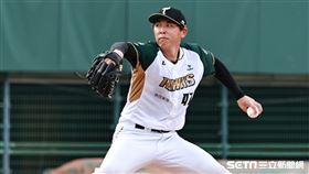 ▲台鋼雄鷹主場開幕戰，先發投手笠原祥太郎。（圖／記者劉彥池攝影）