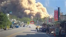 花蓮地震崇德山體土石崩塌，一輛鄰近崩塌處的轎車飆速衝破沙塵逃離。圖／記者爆料網