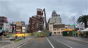花蓮地震釀災，傾斜的天王星大樓拆除中。（圖／翻攝畫面）