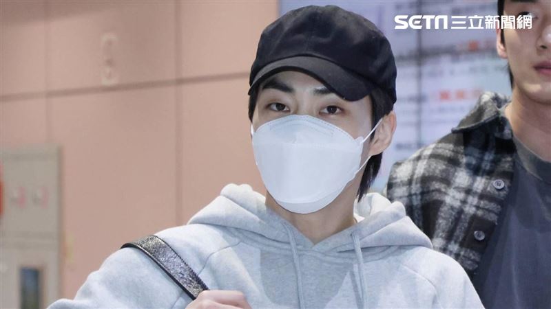 EXO Xiumin撞IU人氣依舊！衣服亮點爆團魂
