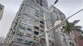 北市松山區民生社區的35年建案建成花園，因外牆龜裂嚴重遭北市府貼上黃單。（圖／翻攝自google maps）