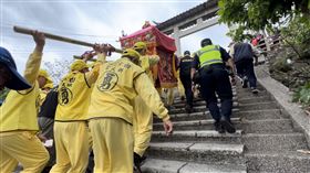 ▲粉紅超跑頭次攀陡峭又長的階梯。（圖／記者林瓊玉攝影）